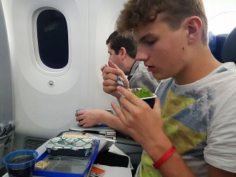 Quentin déjeune dans l&rsquo;avion