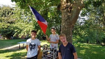 Mathis, Antoine, Quentin, flag and robot 1