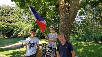 Mathis, Antoine et Quentin avec le drapeau et le robot 1