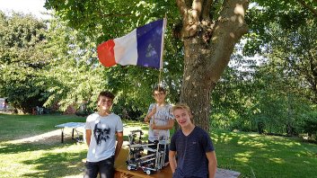 Mathis, Antoine, Quentin, flag and robot 2