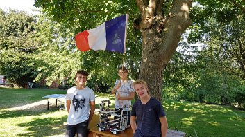 Mathis, Antoine et Quentin avec le drapeau et le robot 2