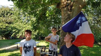 Mathis, Antoine et Quentin avec le drapeau et le robot 3