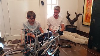 Antoine et Mathis contrôlent le robot